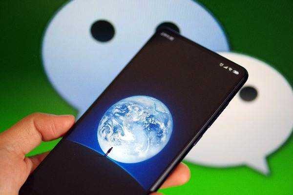 犯罪分子利用微信群控设备，以美女诱惑加好友，向用户索要红包，推荐股票，销售色情视频等骗钱